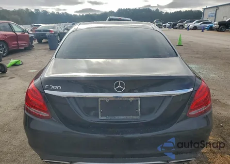 2015 Mercedes-Benz C 300 z USA, uszkodzony, nr VIN 55SWF4JB0FU044153